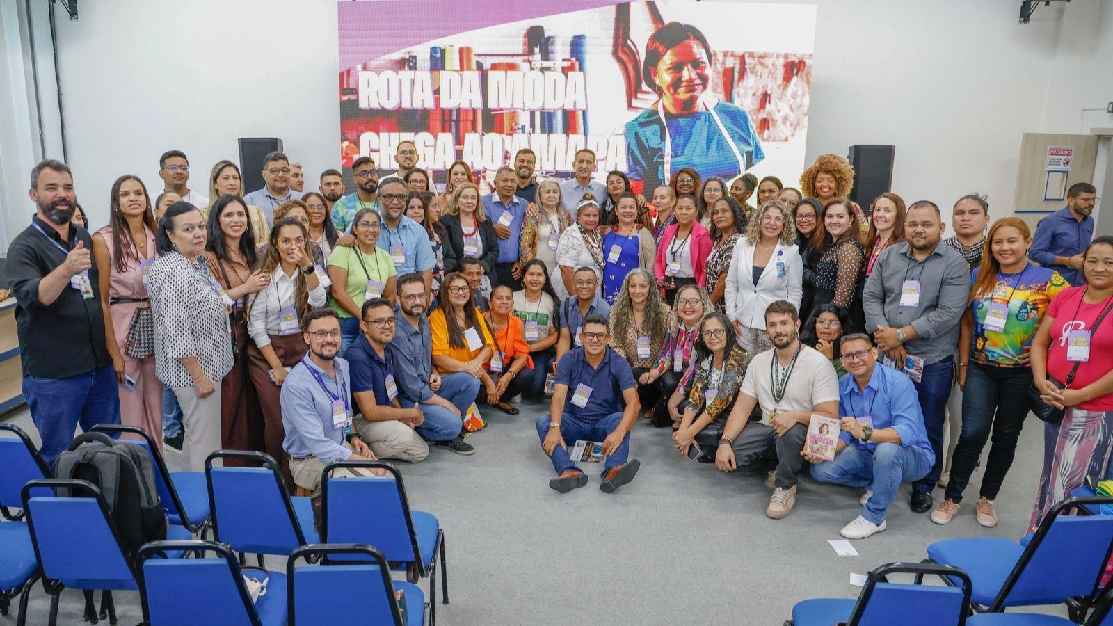 grupo de pessoas posa para a foto